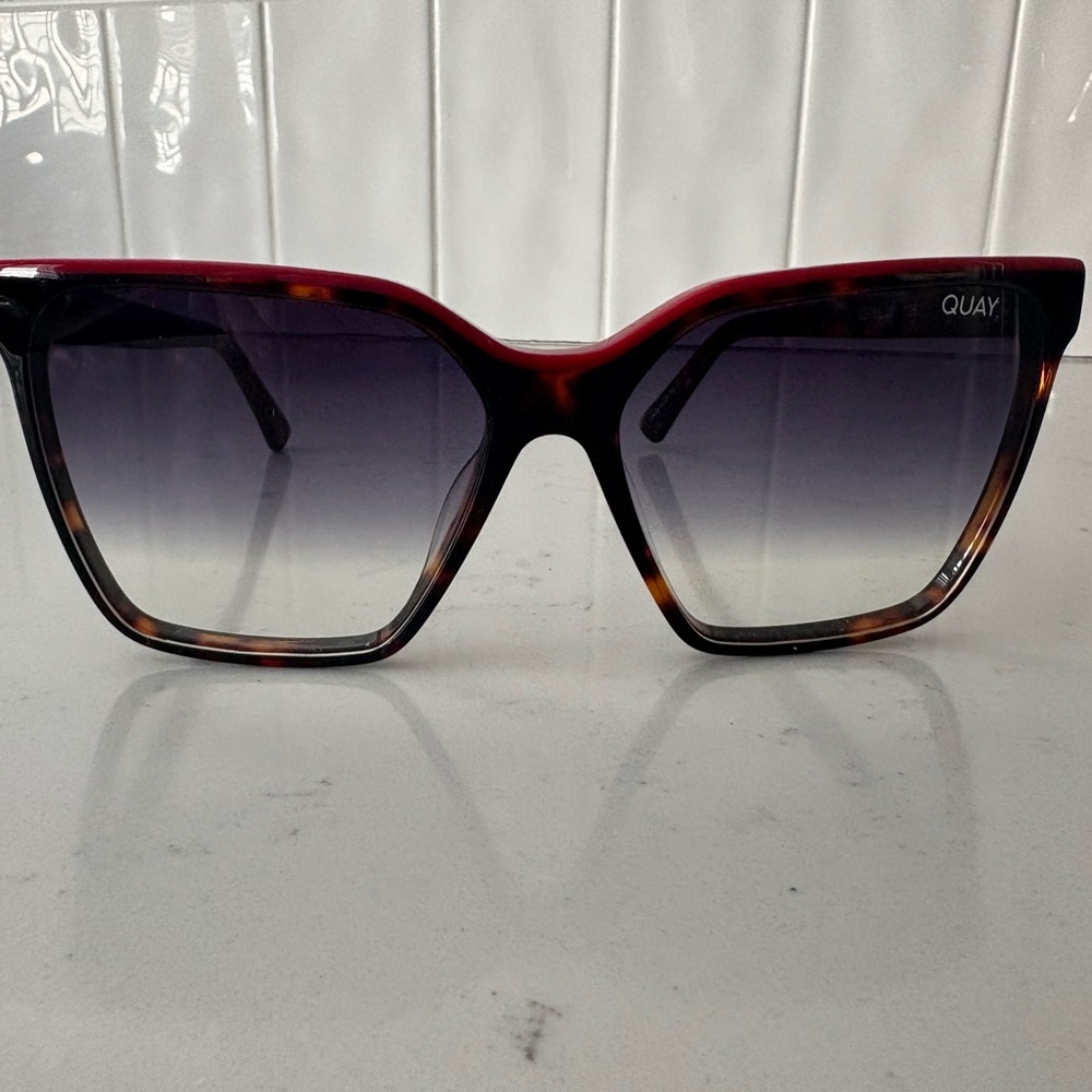 Quay Australia Women's Gradient Sunglasses - Red and Black level up